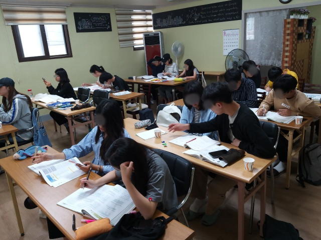 다문화종합복지센터 대구지부에선 매주 토요일 한국 대학생들이 다문화 초·중·고 학생들의 학습을 돕는 공부방이 운영되고 있다. 다문화종합복지센터 대구지부 제공