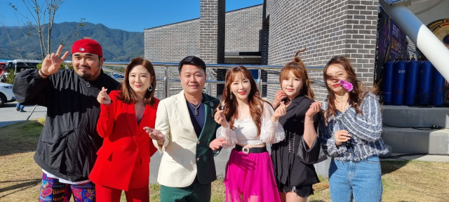 왼쪽부터 마아성, 문초희, 최용덕 대표, 이지요, 신혜, 신현영 씨. 마경대 기자