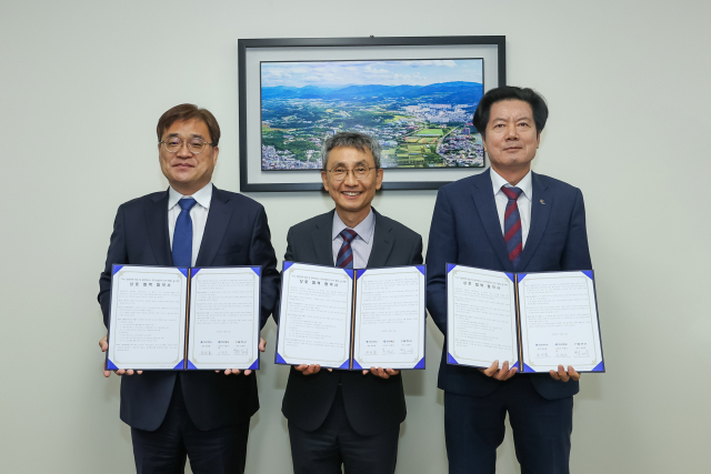 울진군과 경북대, 영남대가 수소 전문인력 양성 및 울진 원자력수소 국가산업단지 유치 협력을 위한 업무협약을 체결했다. 울진군 제공