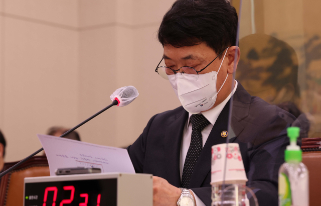 최응천 문화재청장이 11일 오전 국회 문화체육관광위원회에서 열린 문화재청·한국전통문화대학교·국립문화재연구원·국립고궁박물관·국립해양문화재연구소·국립무형유산원·궁능유적본부·현충사관리소·한국문화재재단·국외소재문화재재단에 대한 국정감사에서 자료를 검토하고 있다. 연합뉴스