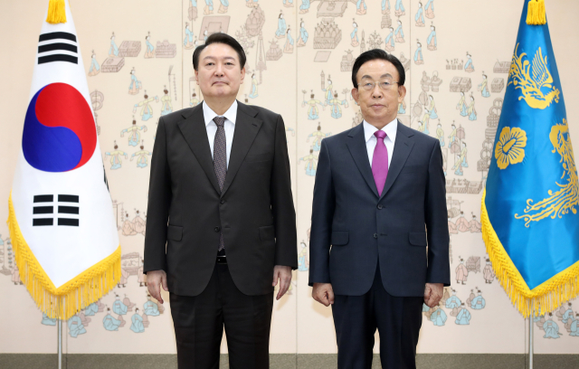 윤석열 대통령이 11일 오전 서울 용산 대통령실 청사에서 김관용 민주평화통일자문회의 수석부의장에게 임장을 수여한 뒤 기념촬영을 하고 있다. 연합뉴스