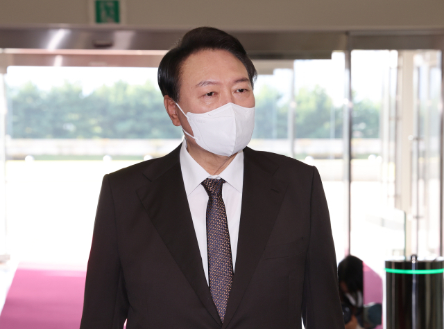 윤석열 대통령이 11일 오전 서울 용산 대통령실 청사로 출근, 기자들과 질의응답을 하고 있다. 연합뉴스