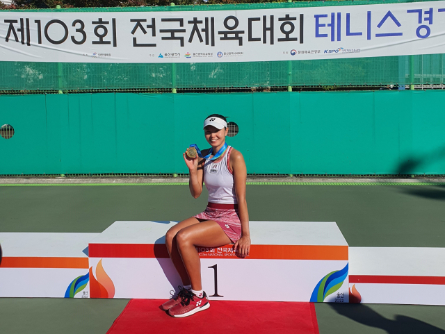 11일 울산 문수테니스장에서 열린 제103회 전국체전 테니스 여자 일반부 단식 결승에서 우승을 차지한 대구시청 장수정이 금메달을 들어보이고 있다. 김우정 기자