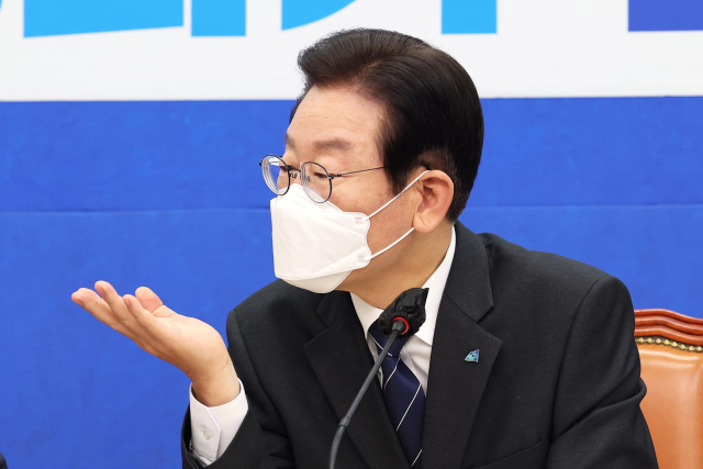 더불어민주당 이재명 대표가 11일 오전 서울 여의도 국회에서 열린 긴급안보대책회의에서 외부전문가의 발언을 듣던 중 관계자를 향해 손짓하고 있다. 연합뉴스