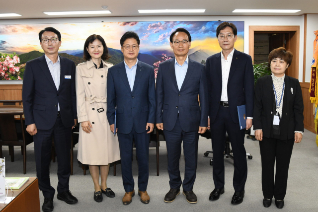 NH농협영주시지부와 대구은행영주시지부가 영주시 금고 약정을 체결하고 있다. 영주시 제공
