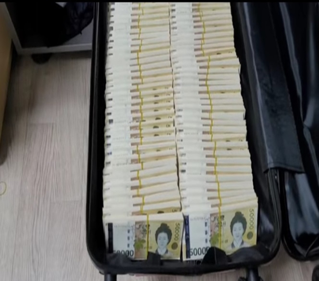 유투버의 현금 자랑 장면