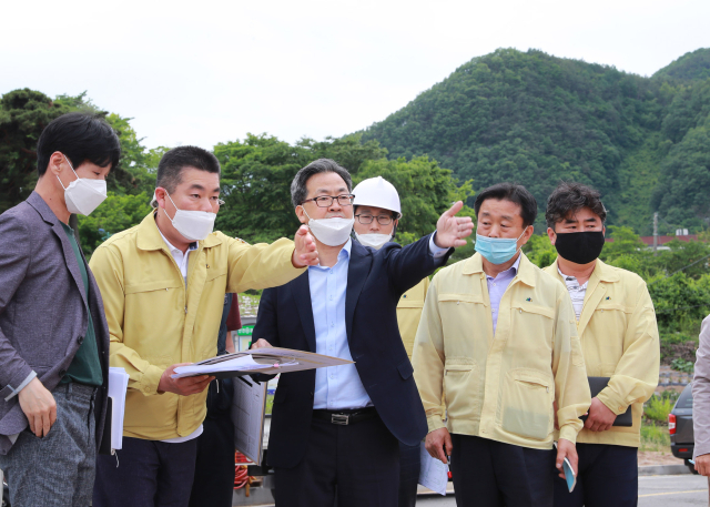 오도창 영양군수(왼쪽 세 번째)가 영양군 발전을 위한 군정 사업 추진을 위해 현장에서 영양군 건설안전과 관계자들과 이야기 하고 있다. 영양군 제공