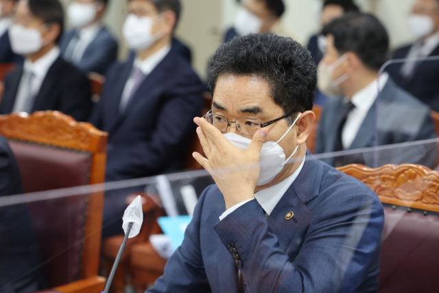 김창기 국세청장이 12일 오전 정부세종2청사에서 열린 국회 기획재정위원회의 국세청, 서울지방국세청, 중부지방국세청, 인천지방국세청 등의 국정감사에서 안경을 고쳐 쓰고 있다. 연합뉴스