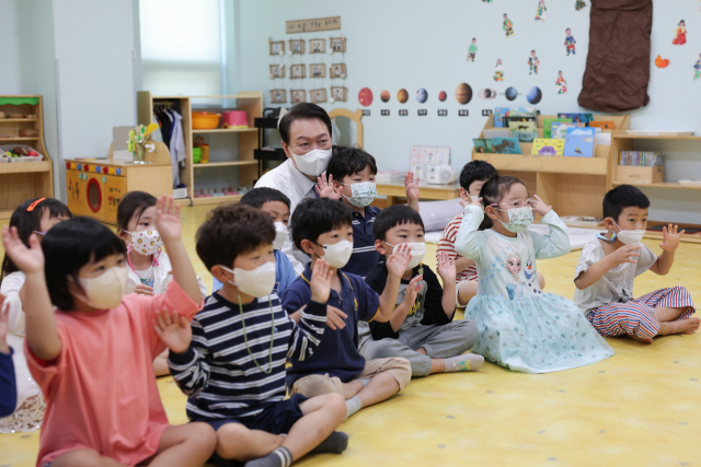 윤석열 대통령이 지난 9월 27일 세종시 도담동 아이누리 어린이집을 방문, 아이들에게 옛 이야기를 들려주는 이야기 할머니 프로그램을 참관하고 있다. 연합뉴스