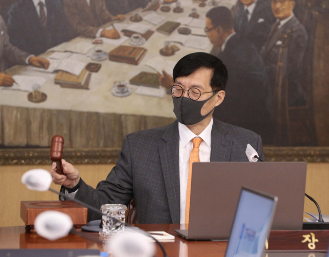 이창용 한국은행 총재가 12일 오전 서울 중구 한국은행에서 열린 금융통화위원회 정기회의에서 의사봉을 두드리고 있다. 연합뉴스