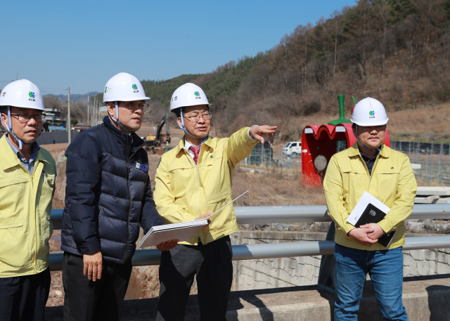 오도창 영양군수(왼쪽 세 번째)가 지역 내 개발사업 현장을 직접 방문해 관계자들과 소통하고 있다. 영양군 제공