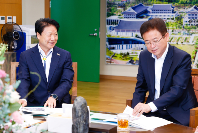 이병환(왼쪽) 성주군수. 성주군 제공