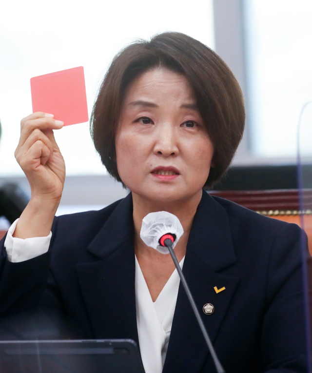 정의당 이은주 의원이 12일 서울 여의도 국회에서 열린 환경노동위원회의 경제사회노동위원회 등에 대한 국정감사에서 김문수 경사노위 위원장에게 질의를 하는 중 과거 막말 발언 등에 대한 사과가 미흡하고 위원장 자격이 없다고 말하며 