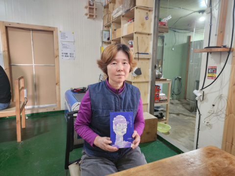 쿠팡에서 일하다 과로사로 숨진 고 장덕준(당시 27세) 씨의 어머니 박미숙(54) 씨. 박 씨는 최근 쿠팡 내 산재 예방을 위해 물류센터의 열악한 근로환경을 드러낸 책을 출간했다. 임재환 기자