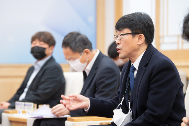 12일 구미시청에서 유철균 대구경북연구원장이 김장호 구미시장, 우병구 구미전자정보기술원장 등이 참석한 가운데