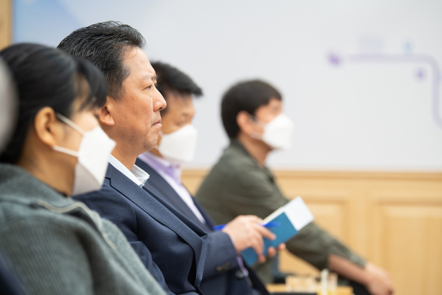 12일 구미시청에서 김장호 구미시장이 유철균 대구경북연구원장, 우병구 구미전자정보기술원장 등과 함께