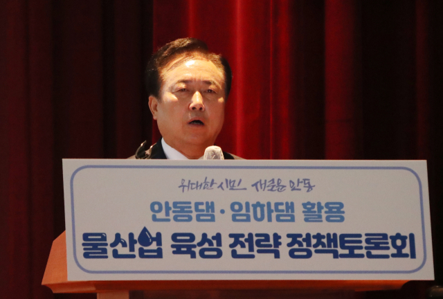 12일 안동시청 대동관 영남홀에서 열린 토론회에서 권기창 안동시장이 지역 내 2개 댐을 활용한 물산업 개발의 필요성에 대해 설명하고 있다. 안동시 제공