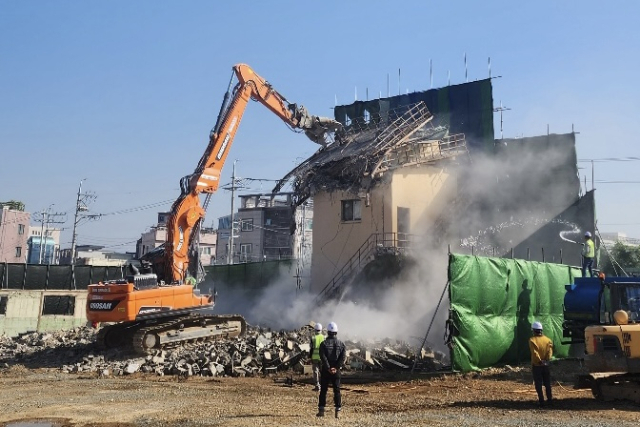 12일 오전 11시 대구 남구 마군기지 캠프워커 반환 부지 내 헬기장 관제탑이 지어진 지 53년 만에 철거되고 있다. 김세연 기자