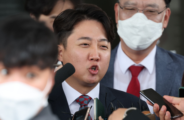 국민의힘 이준석 전 대표가 28일 서울 양천구 서울남부지방법원에서 열린 국민의힘 당헌 효력 정지 가처분 심문을 마친 뒤 법원을 나서며 취재진 질문에 답하고 있다. 연합뉴스