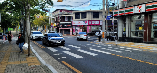 12일 오후 3시쯤 찾은 남구 봉덕초등학교 인근 사거리. 일부 운전자들은 법이 복잡하다며 불만을 터뜨렸다. 심헌재 기자
