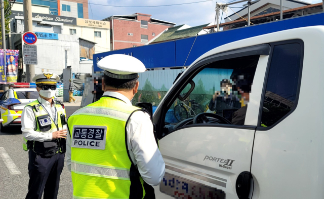 12일 오후 2시쯤 찾은 대구 남구청네거리. 횡단보도에 보행자가 있음에도 일시정지없이 우회전 해 빠져나간 차량이 단속에 적발됐다. 심헌재 기자