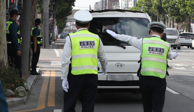 지난해 10월 대구 남구청네거리에서 경찰관들이 보행자보호의무위반 차량을 단속하고 있다. 김영진 기자 kyjmaeil@imaeil.com 보행자보호의무위반