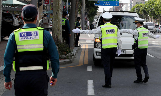 12일 대구 남구청네거리에서 경찰관들이 보행자보호의무위반 차량을 단속하고 있다. 김영진 기자 kyjmaeil@imaeil.com