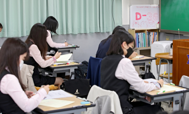 2022학년도 10월 고3 전국연합학력평가가 실시된 12일 오전 대구 중구 신명고등학교에서 수험생들이 시험을 치르고 있다. 김영진 기자 kyjmaeil@imaeil.com