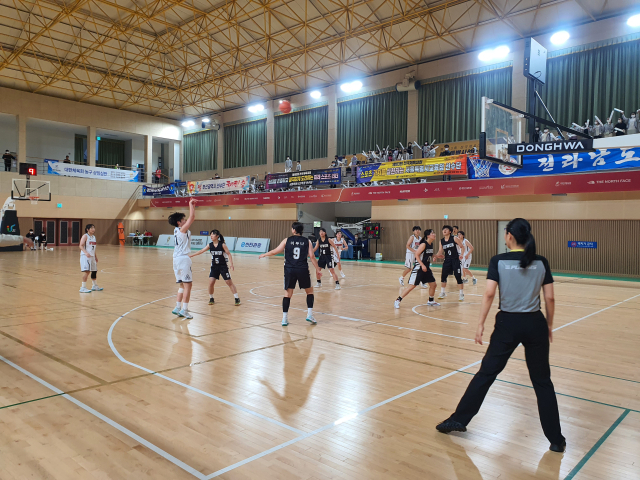 12일 울주군민체육관에서 열린 제103회 전국체육대회 19세이하부 여자 농구 대구 효성여고와 경기 수원여고의 준결승전 경기 모습. 김우정 기자