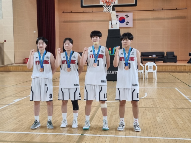 12일 대구 효성여고 농구부가 울주군민체육관에서 열린 제103회 전국체육대회 농구 여자 19세 이하부 준결승에서 경기 수원여고에 패하며 동메달을 따냈다. 왼쪽부터 우수하·정수아·김정은·김지연. 윤수빈은 경기 중 부상으로 병원으로 이송됐다.