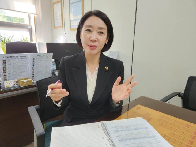 12일 대구시의회에서 만난 박소영 통합신공항건설특별위원회 위원장이 대구경북통합신공항의 가치에 대해 설명하고 있다. 이통원 기자. tong@imaeil.com