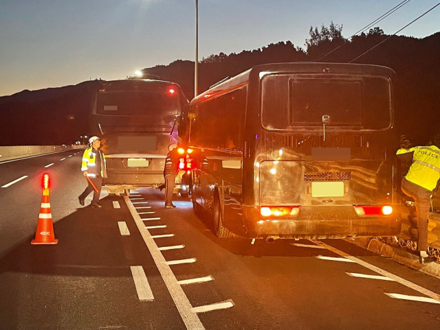 의식을 잃은 동료가 운전하는 버스를 자신의 차로 막아 멈춰 서게 한 40대 남성의 순발력이 2차 사고를 예방한 사례가 전해졌다. 연합뉴스