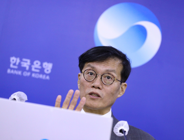 이창용 한국은행 총재가 12일 오전 서울 중구 한국은행에서 열린 기자간담회에서 기준금리 인상에 관해 설명하고 있다. 연합뉴스