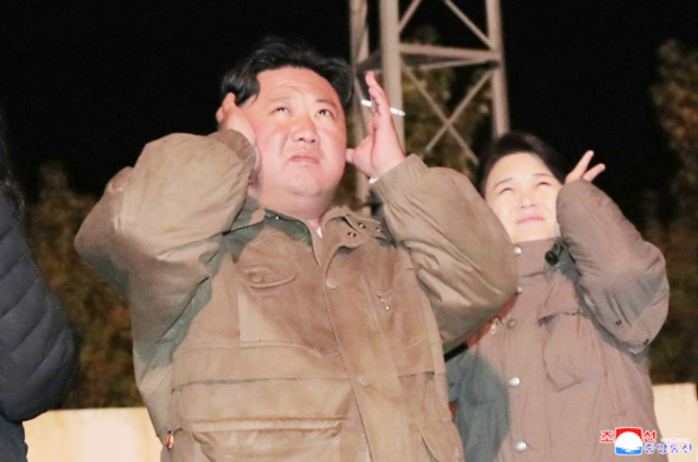 리설주 여사가 김정은 북한 국무위원장과 함께 지난달 29일부터 보름간 진행된 전술핵운용부대 군사훈련을 참관했다고 조선중앙통신이 10일 보도했다. [조선중앙통신 홈페이지 캡처] 2022. 10. 10 연합뉴스