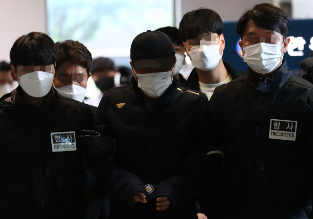 경찰에 가정폭력 신고를 한 아내를 살해한 혐의를 받는 50대 남편 A씨(가운데)가 6일 대전지방법원 서산지원에서 열린 구속 전 피의자 심문(영장실질심사)을 받기 위해 법정으로 들어가고 있다. 연합뉴스