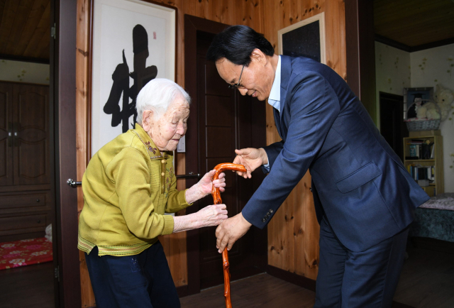 박남서 영주시장이 100세를 맞이한 어르신께 청려장을 전수하고 있다. 영주시 제공