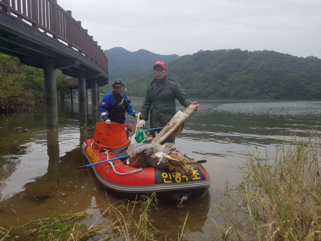 대구해병대연합회전우회(회장 장세명)은 지난 9일 회원 50명과 함께 시민들에게 깨끗한 월광수변공원을 제공하고자 수중 정화작업과 공원청소를 진행했다. 대구해병대연합회전우회 제공