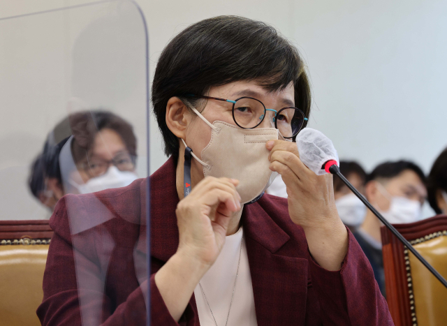 권태선 방송문화진흥회 이사장이 13일 오전 국회 과학기술정보방송통신위원회에서 열린 방송문화진흥회·한국방송광고진흥공사 등에 대한 국정감사에서 마스크를 고쳐 쓰고 있다. 연합뉴스