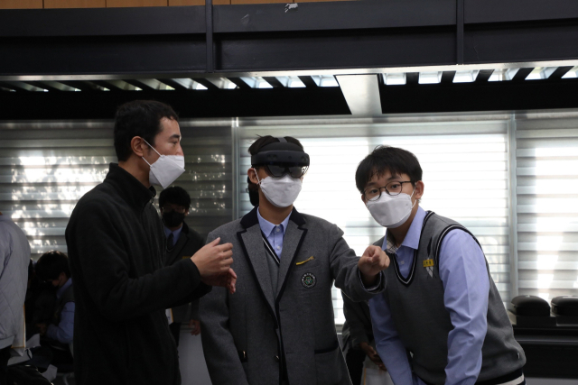 대전 대성중학교 학생들이 금오공대 스마트 팩토리 테스트베드에서 견학 체험을 하고 있다. 금오공대 제공