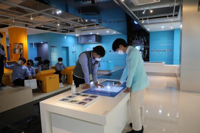 대전 대성중학교 학생들이 금오공대 스마트 팩토리 테스트베드에서 견학 체험을 하고 있다. 금오공대 제공