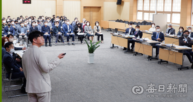 13일 경산시 경제환경국 자원순환과 9급 채동언 주무관이 내년도 주요업무계획 보고를 하고 있다. 김진만 기자