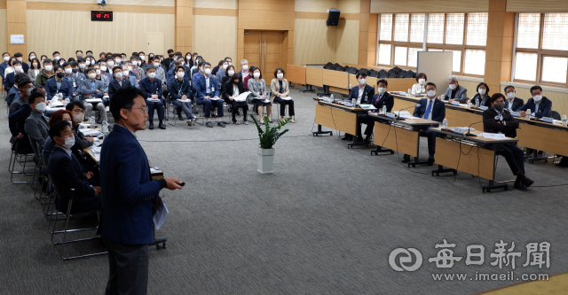 13일 경산시 경제환경국 산림과 전정규 주무관이 내년도 주요업무계획 보고를 하고 있다. 김진만 기자