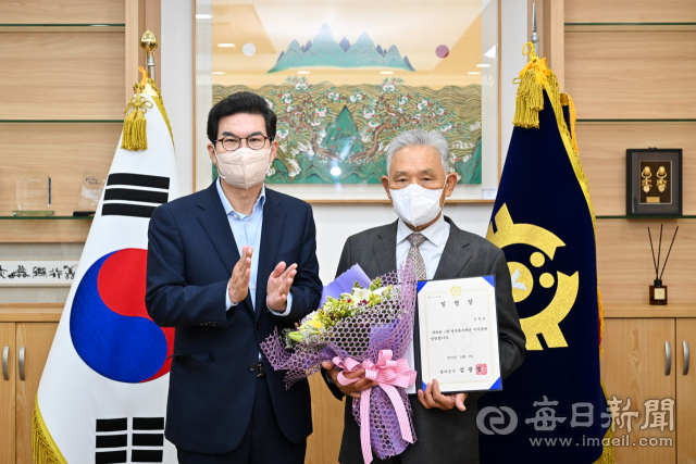 김광열 영덕군수가 13일 오전 신임 김명용 영덕복지재단 이사장에게 임명장을 수여하며 축하하고 있다. 영덕군 제공