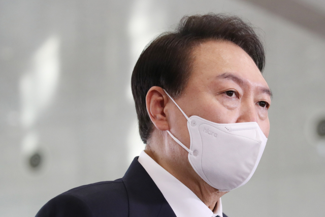 윤석열 대통령이 13일 오전 서울 용산 대통령실 청사로 출근하며 기자들과 질의응답을 하고 있다. 연합뉴스