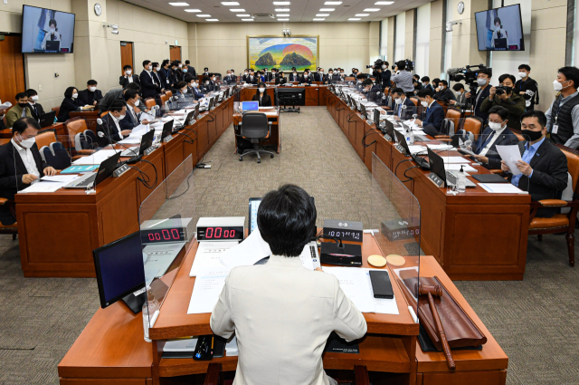 백혜련 정무위원장이 13일 서울 여의도 국회 정무위원회에서 열린 국민권익위원회, 국가보훈처 등에 대한 국정감사에서 회의를 주재하고 있다. 연합뉴스