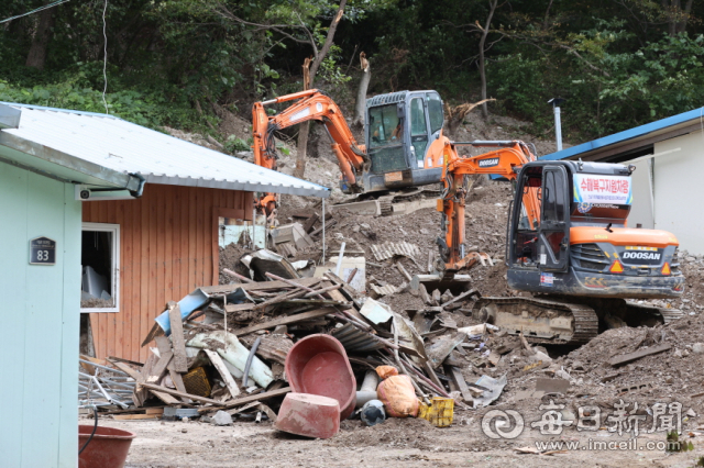 경북 포항시 남구 오천읍에서 태풍 힌남노로 산사태가 발생한 현장에 대한 긴급복구 공사가 이뤄지고 있다. 포항시 제공