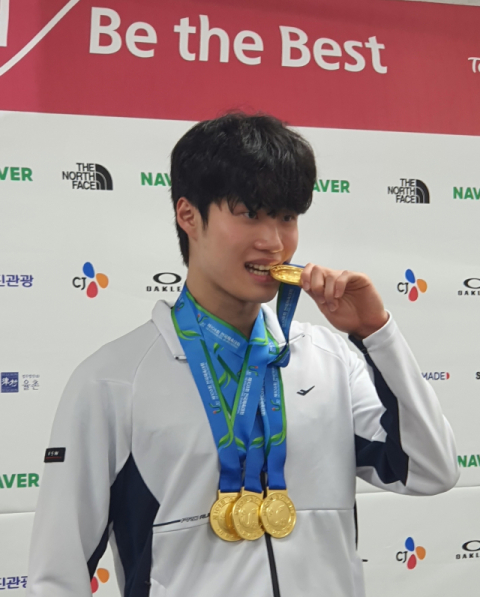 울산 일원에서 열린 제103회 전국체육대회 최우수선수(MVP)에 오른 한국 수영 기대주 황선우. 김우정 기자