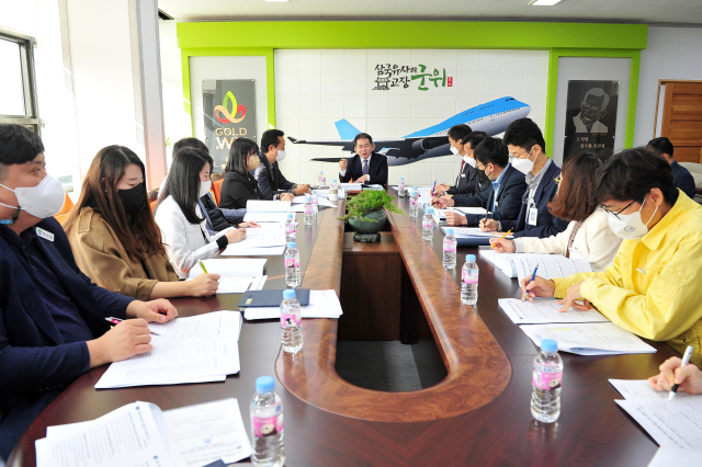 김진열 경북 군위군수가 부서별로 2023년 주요 업무 보고를 받고 있다. 군위군 제공