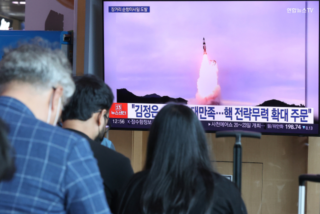 북한이 9개월 만에 장거리 순항미사일을 발사했다고 공개 보도한 13일 오후 서울역 대합실에 관련 보도가 나오고 있다. 조선중앙통신은 전날 김정은 국무위원장이 전술핵운용부대에 배치된 장거리전략순항미사일 2발 시험발사를 현지에서 지도했다고 보도했다. 연합뉴스