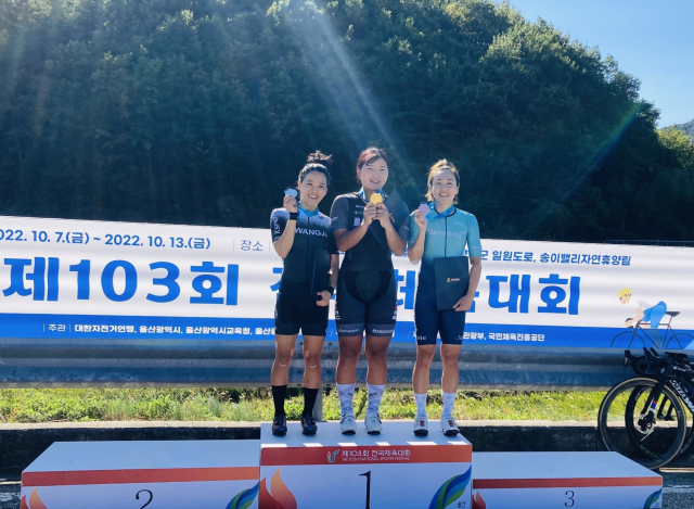 신지은(대구시청)이 11일 오후 강원 양양 일대에서 열린 제103회 전국체육대회 사이클 여자 일반부 도로 개인독주 25㎞ 결승에서 36분33초023의 기록으로 1위를 차지해 대회 4번째 금메달을 수확했다. 사진은 기념 촬영하는 금메달 수상자 신지은(가운데)과 은메달, 동메달을 딴 이주미와 나아름. 연합뉴스